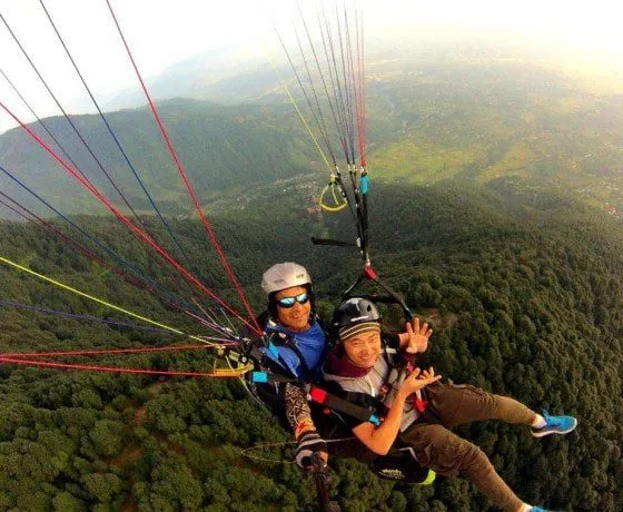 Paragliding-flight-to-Triund-from-Bir-Billing-560x460